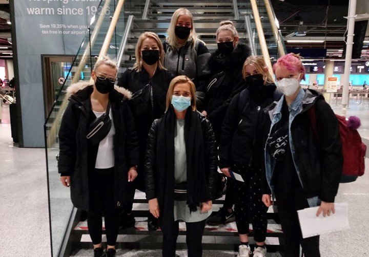 Nemendur og kennarar í Leifsstöð í gær.