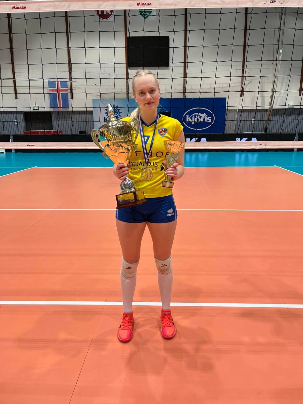 Jóna Margrét fyrirliði KA með bikarinn.