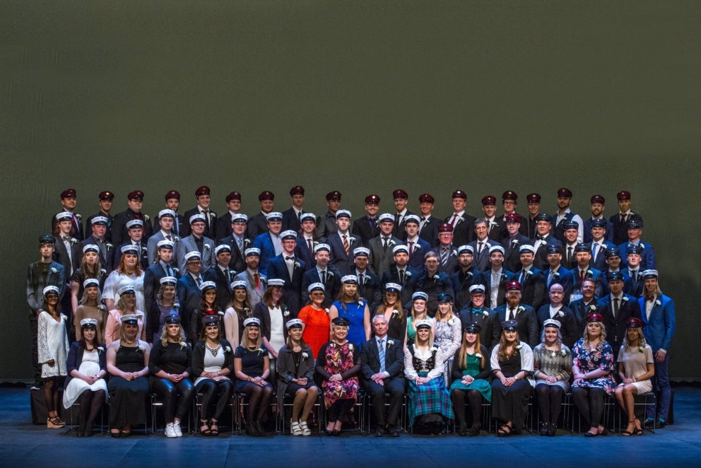 Brautskráningarhópurinn á sviðinu í Hofi í dag.