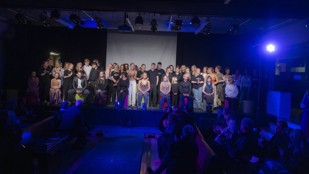Nemendur og módelin þeirra í lok sýningarinnar sl. föstudagskvöld. Mynd: Hilmar Friðjónsson.