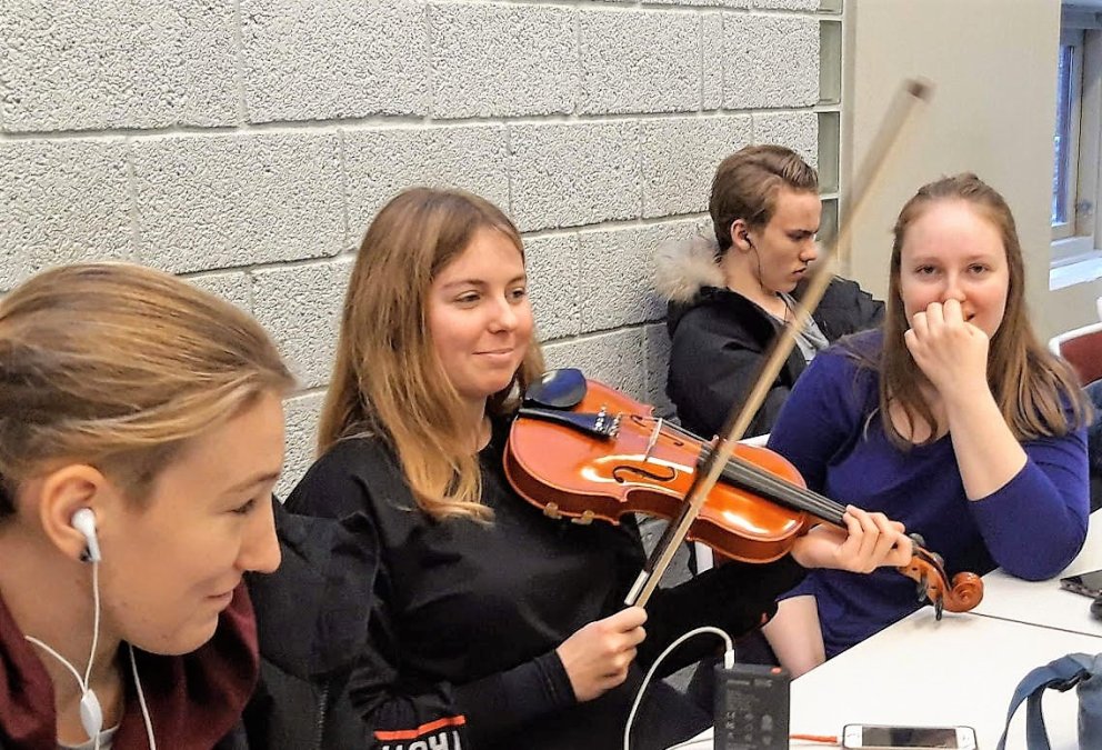 Með fiðluna á lofti í lífsleiknitíma. Myndir: ÓHB