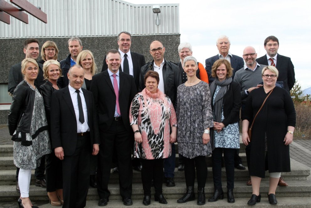 Nemendur ásamt þremur kennurum fyrir utan VMA.