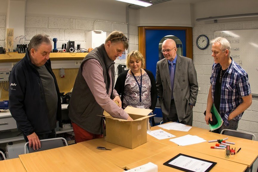 Stýritölvurnar teknar upp úr gjafakassanum.