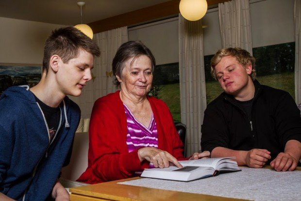 Nemendur VMA glugga í bók með íbúum á Hlíð.