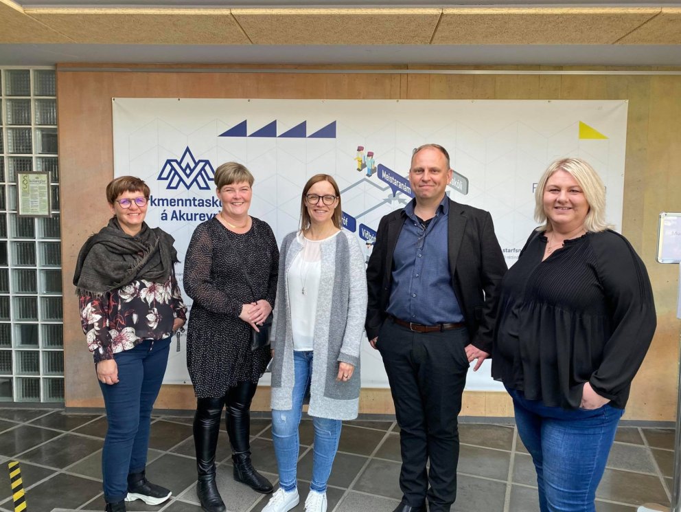 Hluti af hópnum sem kom færandi hendi í VMA