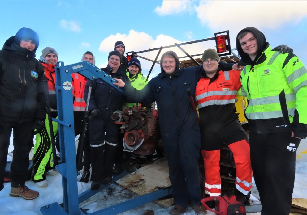 Jóhann kennari og nemendur kátir með dagsverkið.