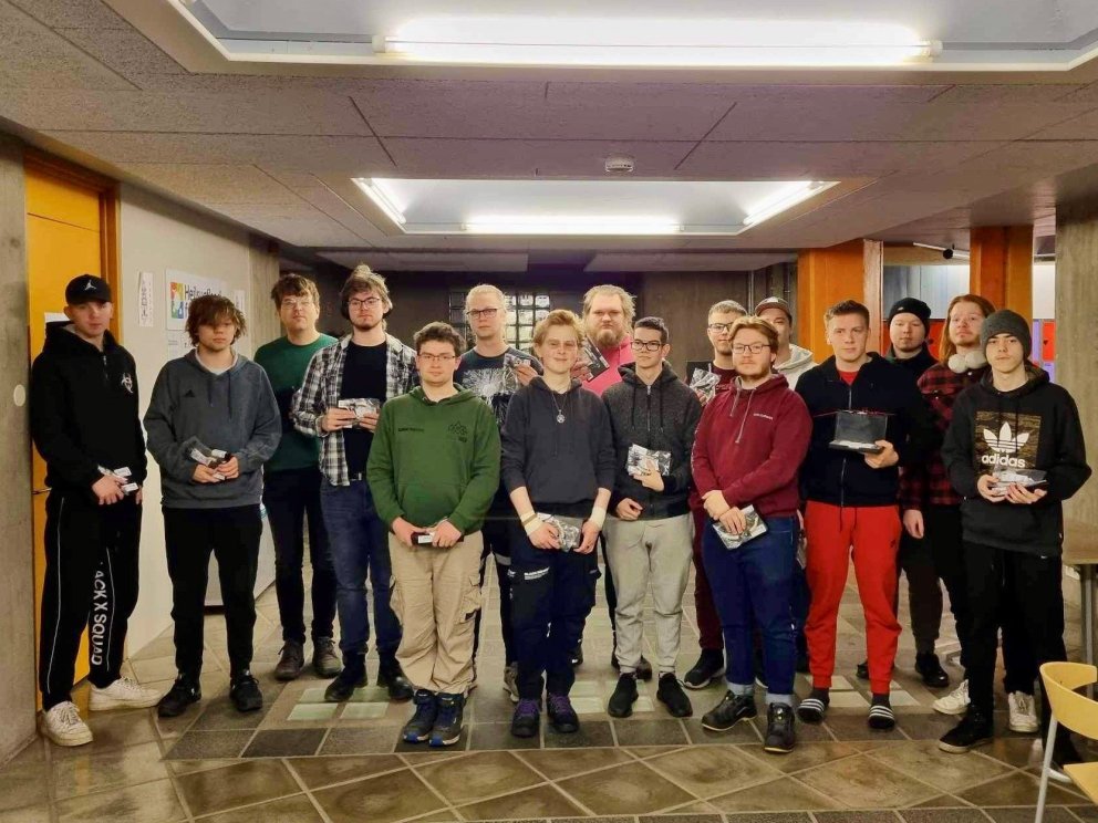 Nemendurnir sextán í rafeindavirkjun.