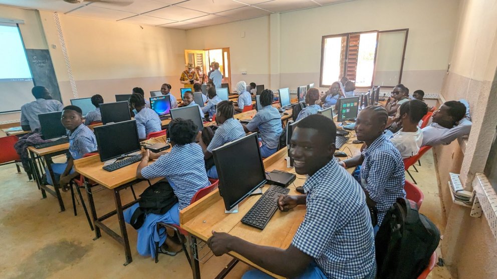 VMA-tölvurnar ganga í endurnýjun lífdaga í tölvustofu í Ecole ABC do Bobo skólanum í Bobo-Diolasso.