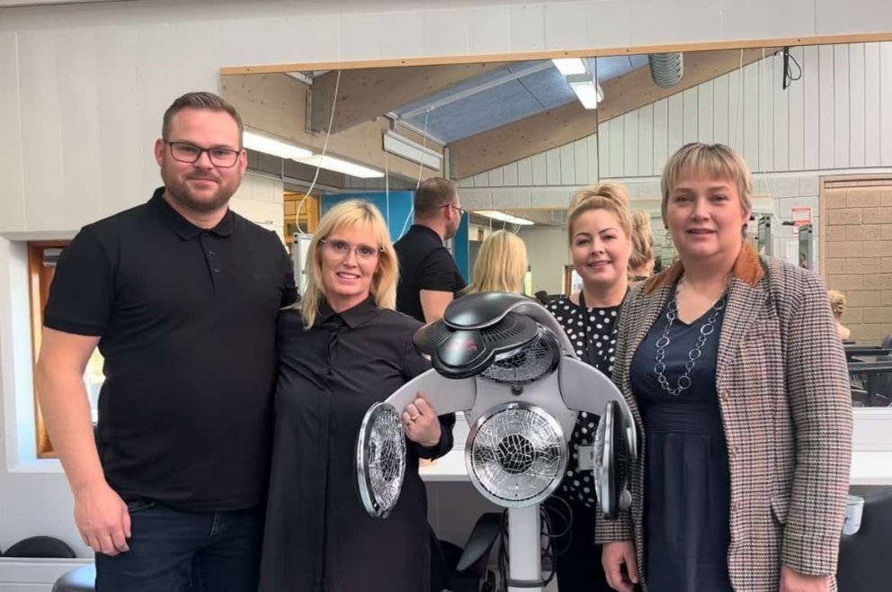 Við afhendingu hitatækisins í kennslustofu hársnyrtiiðnbrautar.