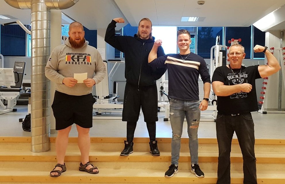 Eins og vera ber hnykla menn vöðvana.