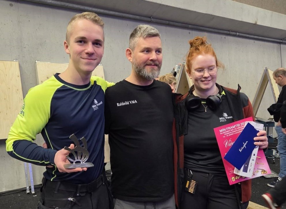 Íslandsmeistarinn í rafvirkjun, Óliver Pálmi Ingvarsson, Friðrik Óli Atlason kennari í rafvirkjun og…