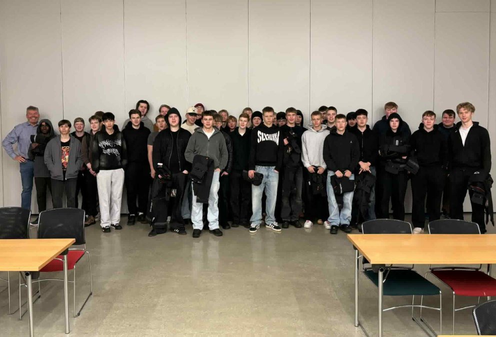 Þór Pálsson frá Rafmennt með nemendum á fyrstu önn í grunndeild rafiðna í VMA.