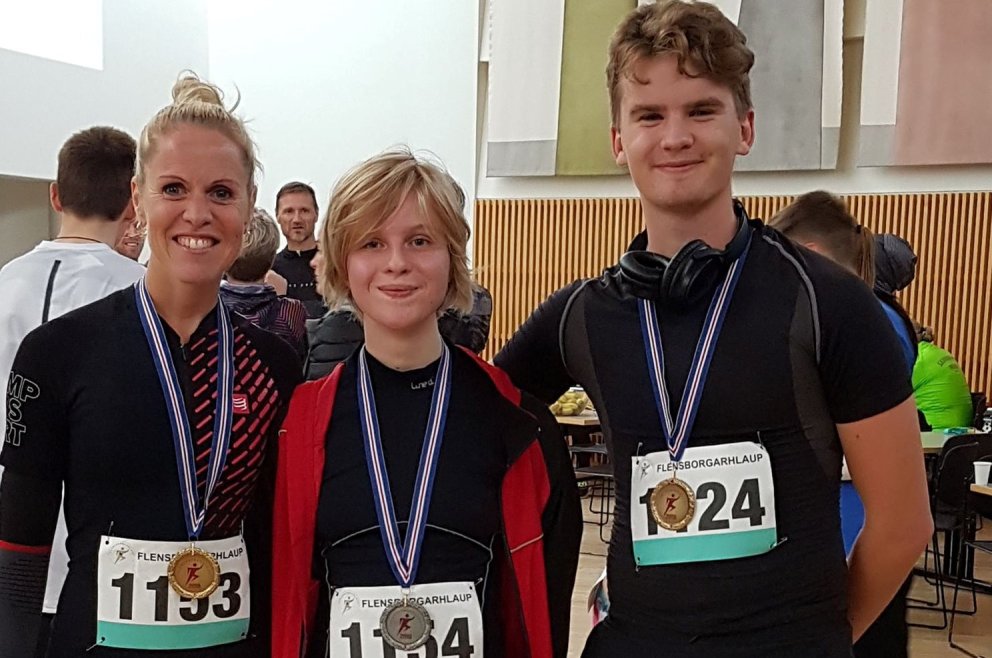 Með gull og silfur. Anna Berglind, Adele og Helgi.