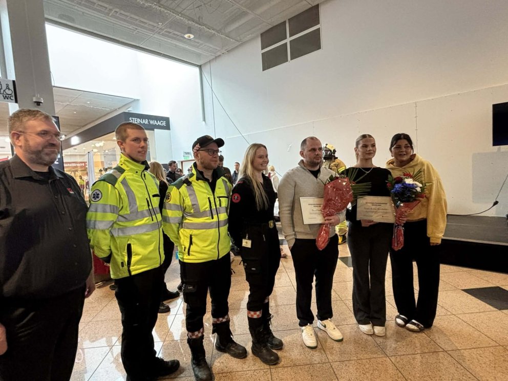 Skyndihjálparfólk ársins tekur við viðurkenningum sínum á Glerártorgi sl. sunnudag. Mynd: Ásta Flosa&hellip;