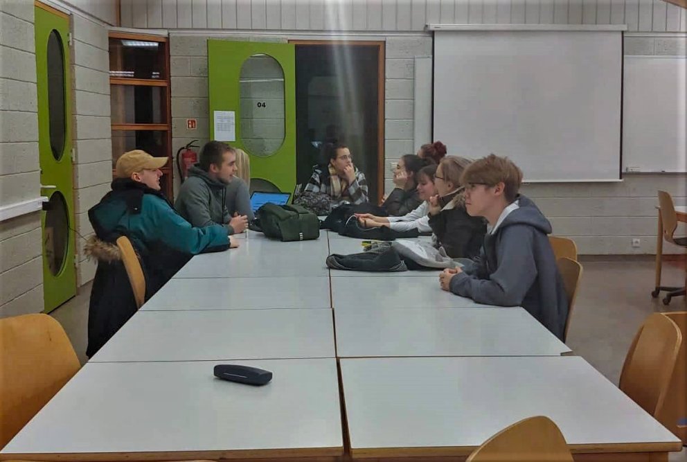 Fyrsta samverustund leikhópsins með leikstjóra.