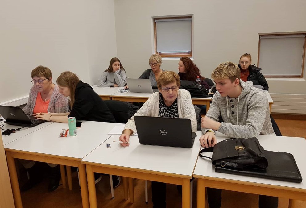 Áhugasamir nemendur og kennararar í tölvutíma.