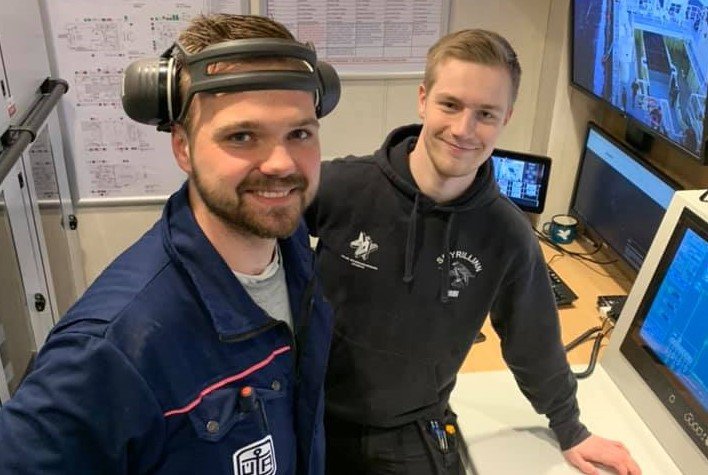 Friðrik (t.v.) og Benedikt Orri um borð í Harðbaki