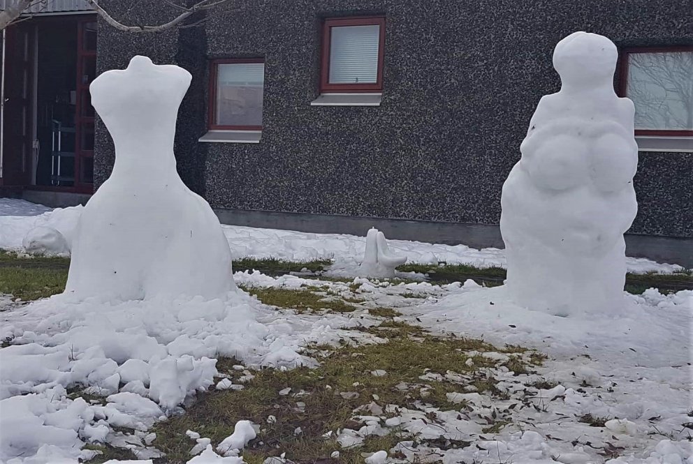 Tveir af snjóskúlptúrunum.