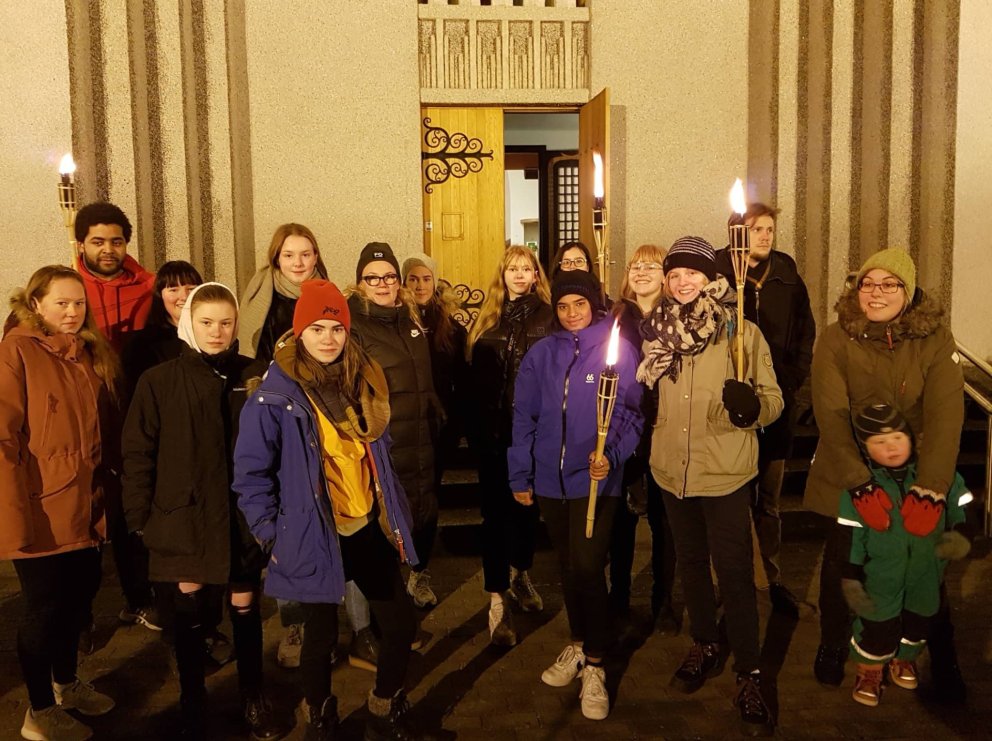 Nemendur og kennarar við Akureyrarkirkju.