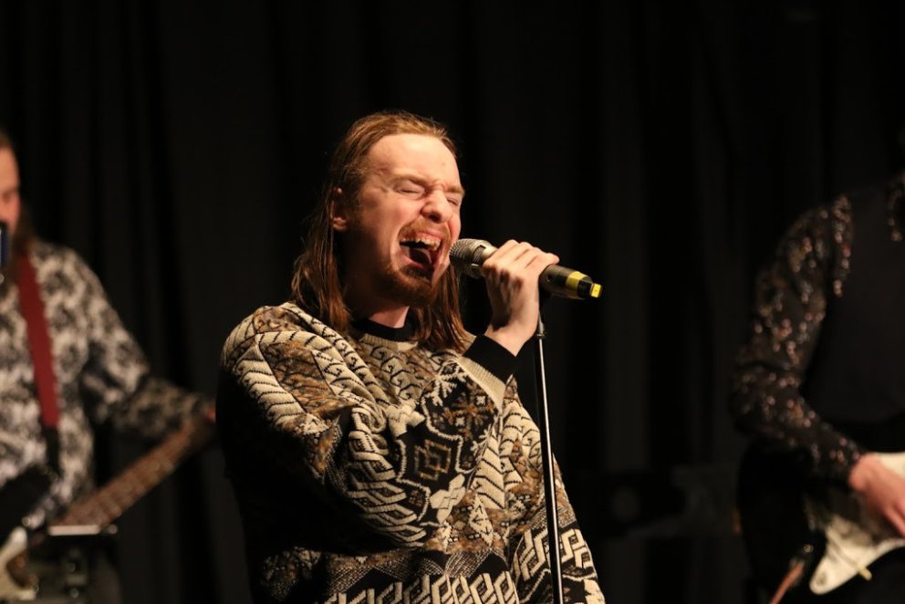 Örn Smári Jónsson með hljóðnemann í Gryfjunni.