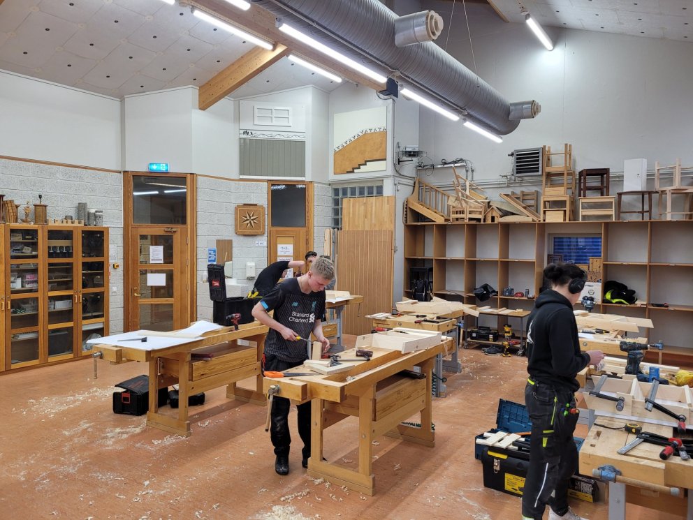 Próftakar í sveinsprófinu í húsasmíði önnur kafnir í verklega prófinu. Mynd: Helgi Valur Harðarson.