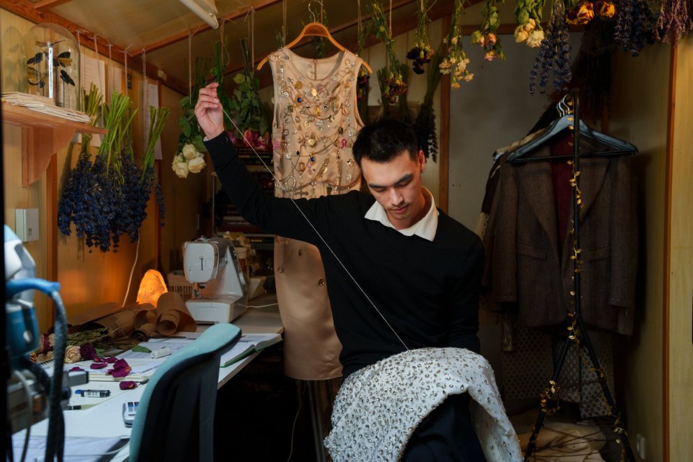 Guðmundur Tawan Víðisson útskrifaðist vorið 2024 af textílsviði listnáms- og hönnnunarbrautar VMA og&hellip;