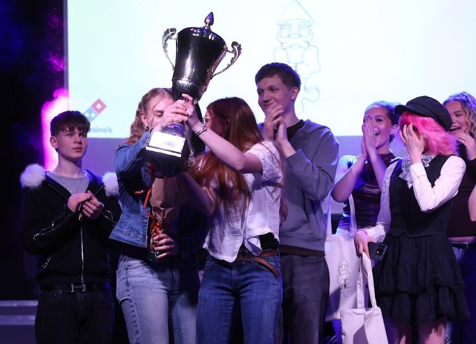 Anna Lovísa og Emilía Björt, sigurvegarar í Sturtuhausnum, söngkeppni VMA, hampa sigurlaununum í Sja&hellip;