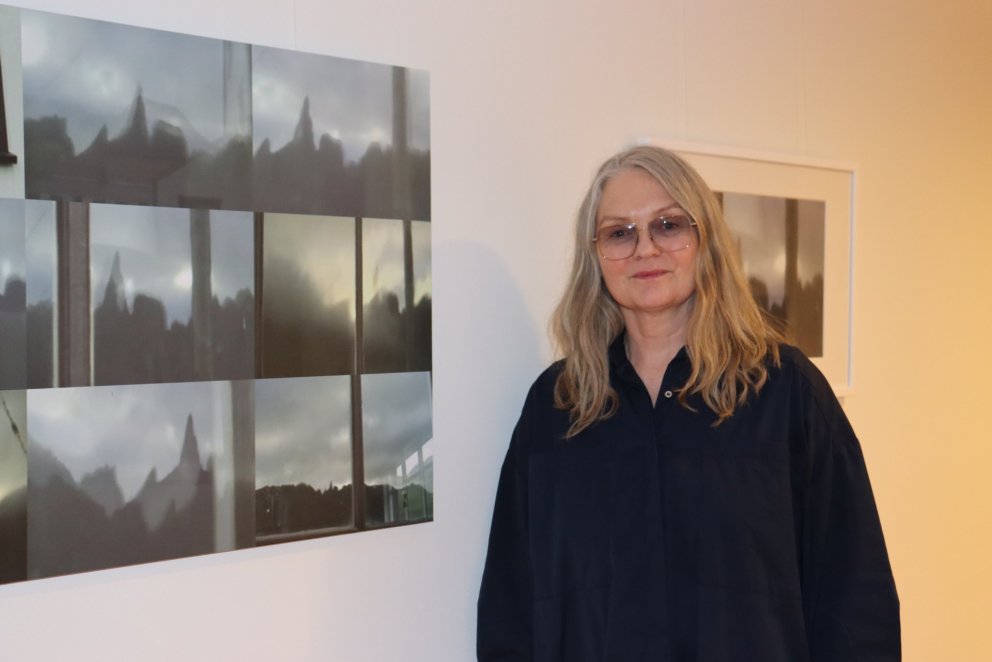 Arna G. Valsdóttir við eitt verkanna á sýningunni.