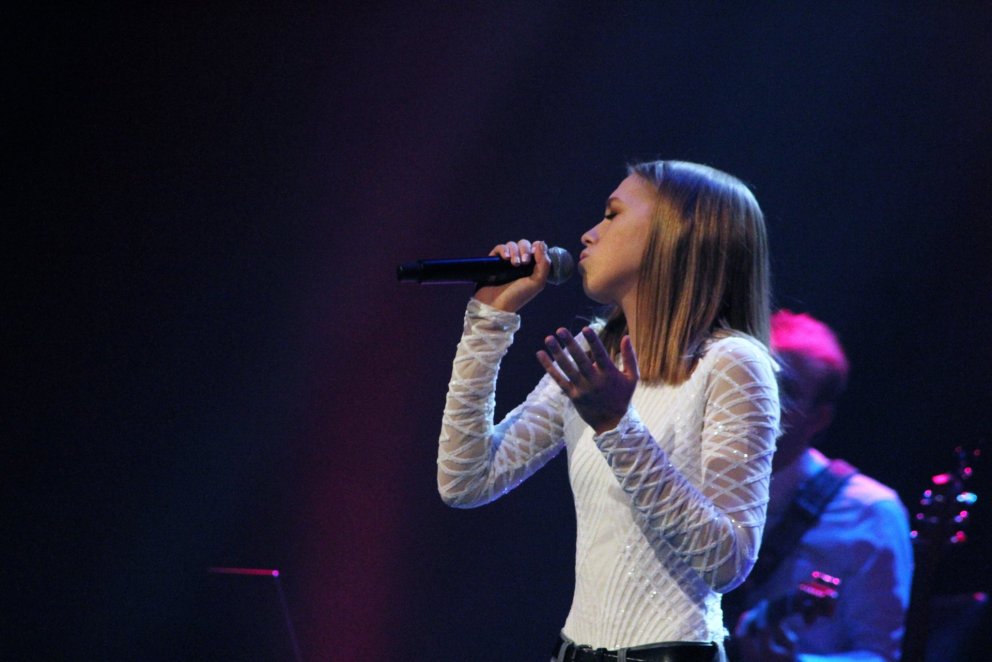 Arndís Eva syngur hér til sigurs í Sturtuhausnum.