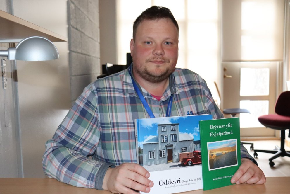 Arnór Bliki með bækurnar tvær, um Oddeyri og brýrnar yfir Eyjafjarðará.