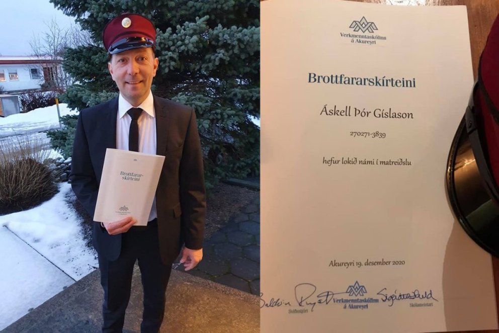 Áskell Þór Gíslason og brautskráningarskírteinið.