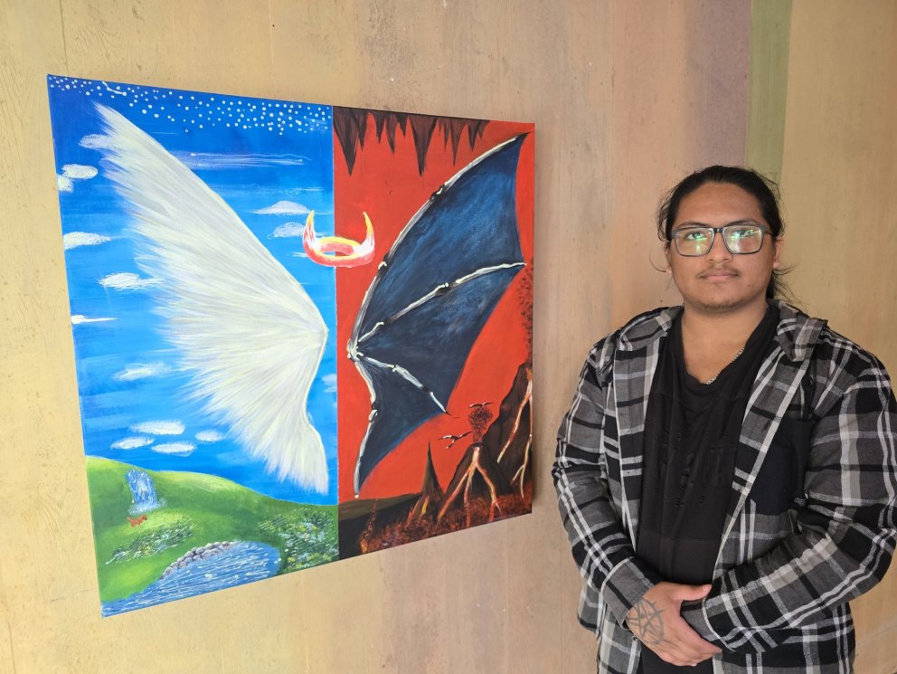 Áskell Alexander Alegre við akrílverk sitt Von og örvænting.