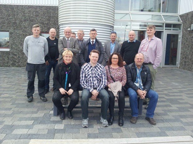 Fulltrúar Becromal og VMA við skólann í dag.