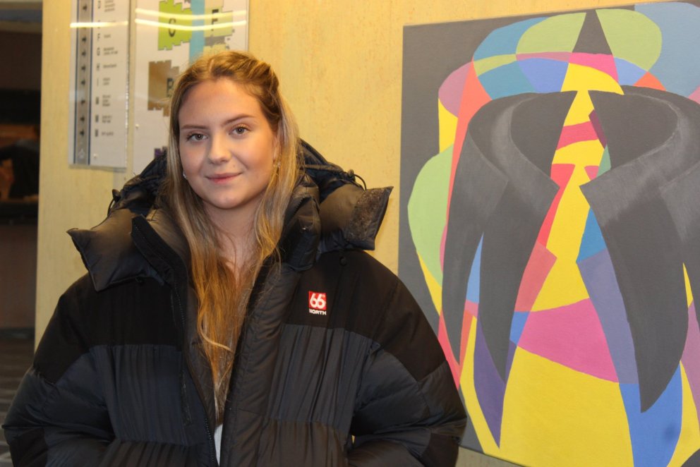 Birta Hermannsdóttir við akrýlmyndina sína.