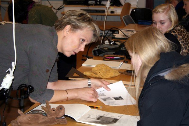 Björg að kenna grunnáfanga í teikningu í VMA.