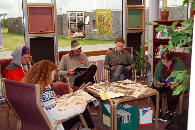 Nemendur önnum kafnir í lestri á bókasafninu.