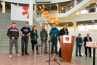 Tekið við verðlaunum ÍAV