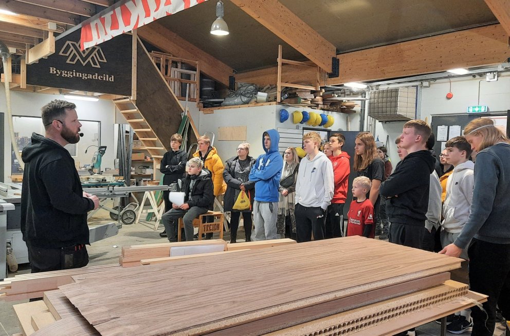 Grunnskólanemar fræðast um byggingadeildina.