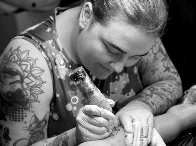 Dísa Thors, húðflúrari og teiknari.