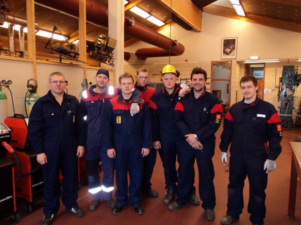 Þessir kappar glíma við sveinspróf í stálsmíði.