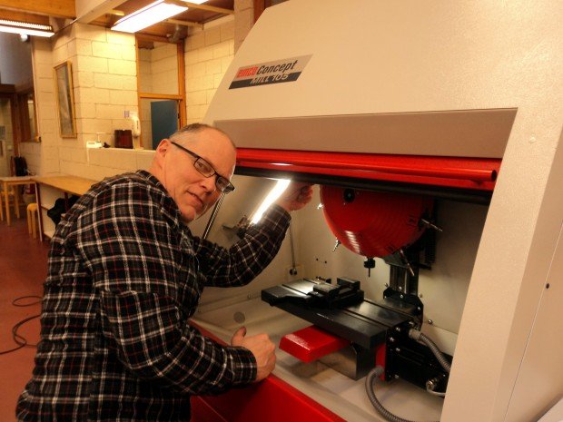 Stefán Finnbogason við nýju CNC-vélina.