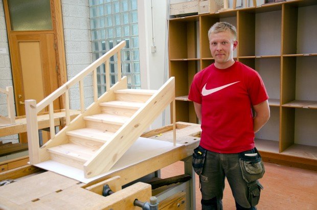 Dýri Bjarnar við sveinsstykkið sitt.