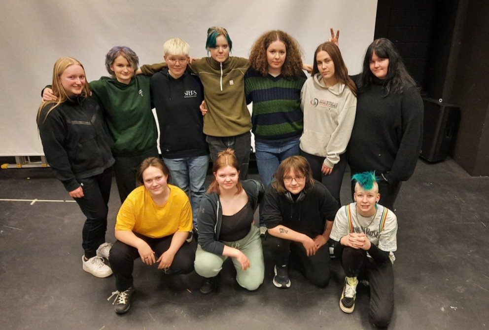 Í leikhópnum eru fimmtán leikarar. Hér eru ellefu þeirra á æfingu í Gryfjunni í gær.