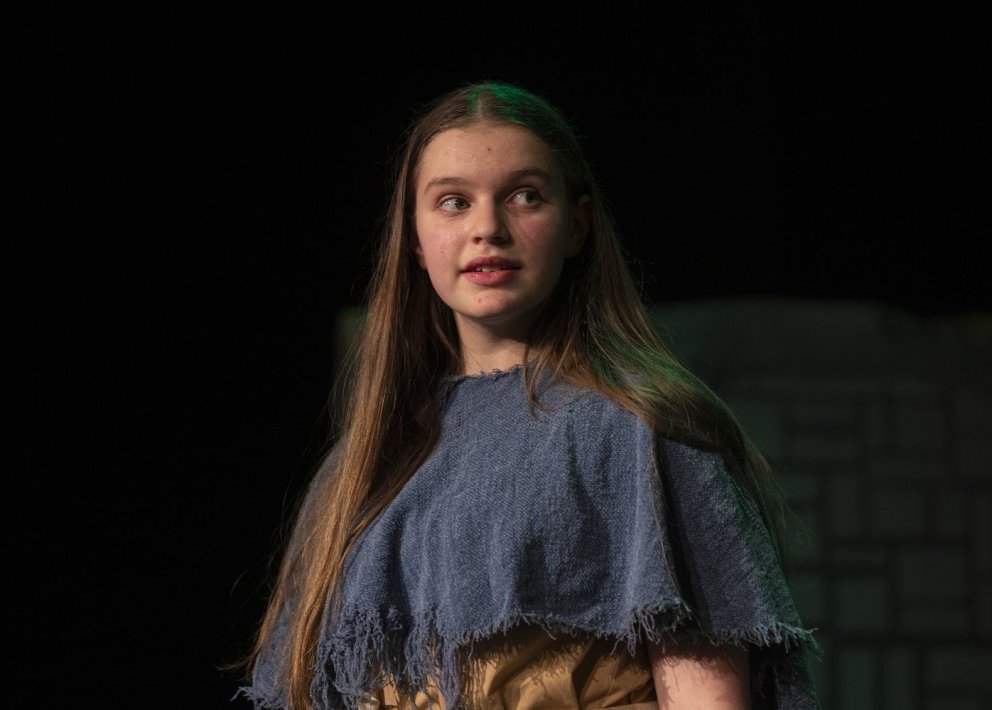 Elín Karlotta Anton, nemandi í 8. bekk í Brekkuskóla, í hlutverki Bjarkar Borkadóttur í uppfærslu Le&hellip;