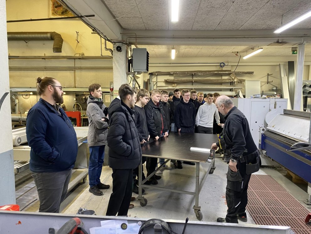 Lúðvík Áskelsson blikkari í Blikkrás upplýsir nemendur grunndeildar málmiðnaðar í VMA um ýmsa töfra …