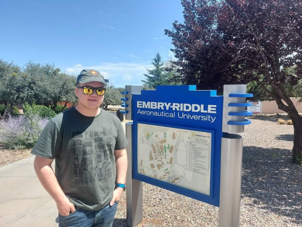 Sigurður Bogi við skilti háskólans í Arizona.