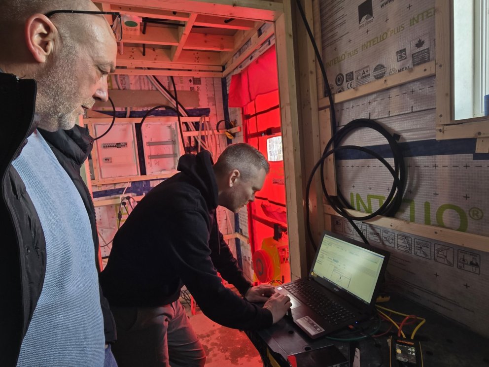 Jósef Anton Skúlason og Ásgeir Einarsson mæla loftþéttni eins af frístundahúsunum sem nemendur í byg&hellip;