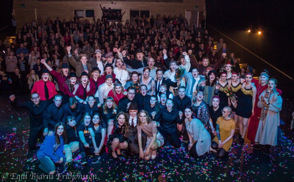 Að lokinni frumsýningu á Bugsý. Mynd. EBF