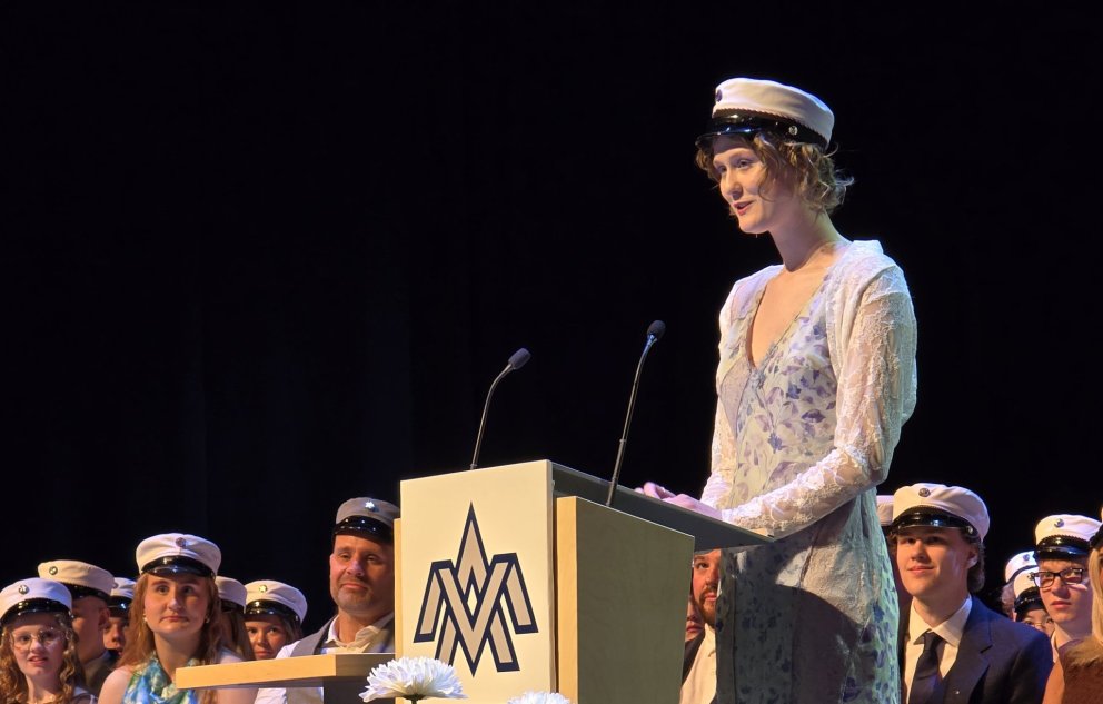 Hafey Hvítfeld Garðarsdóttir flytur ávarp brautskráningarnema í Hofi í dag.