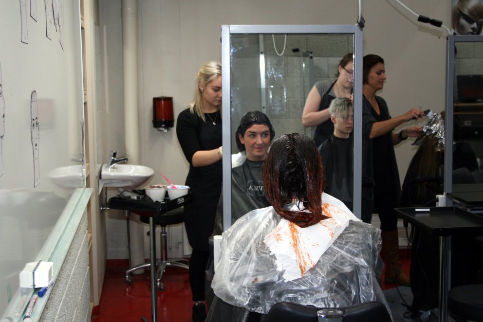 Útskriftarnemar undirbúa tískusýninguna.